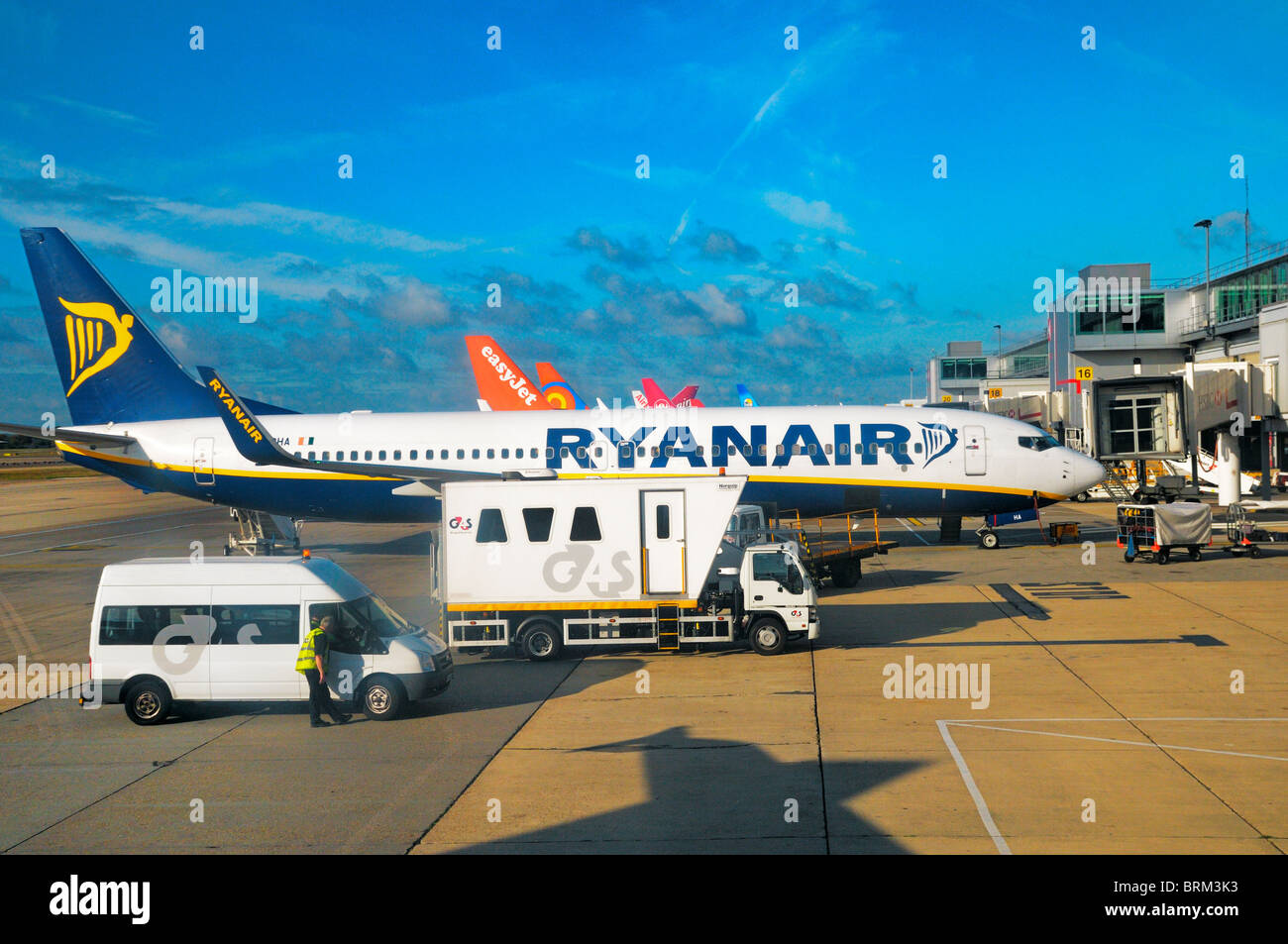 Ryanair piano su airfield all'Aeroporto di Londra Gatwick, Regno Unito Foto Stock