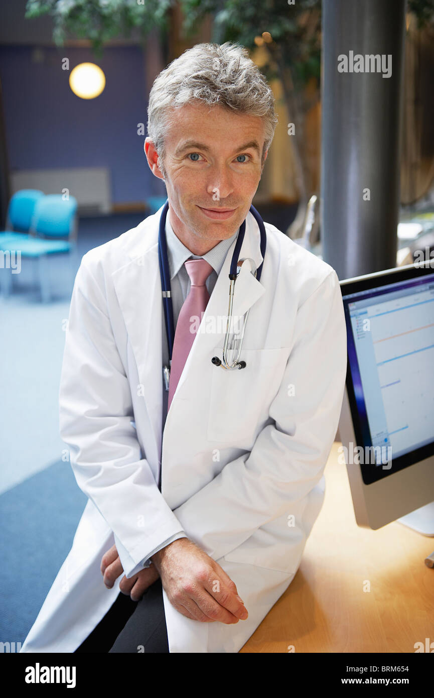 Medico ubicazione sulla scrivania in chirurgia Foto Stock