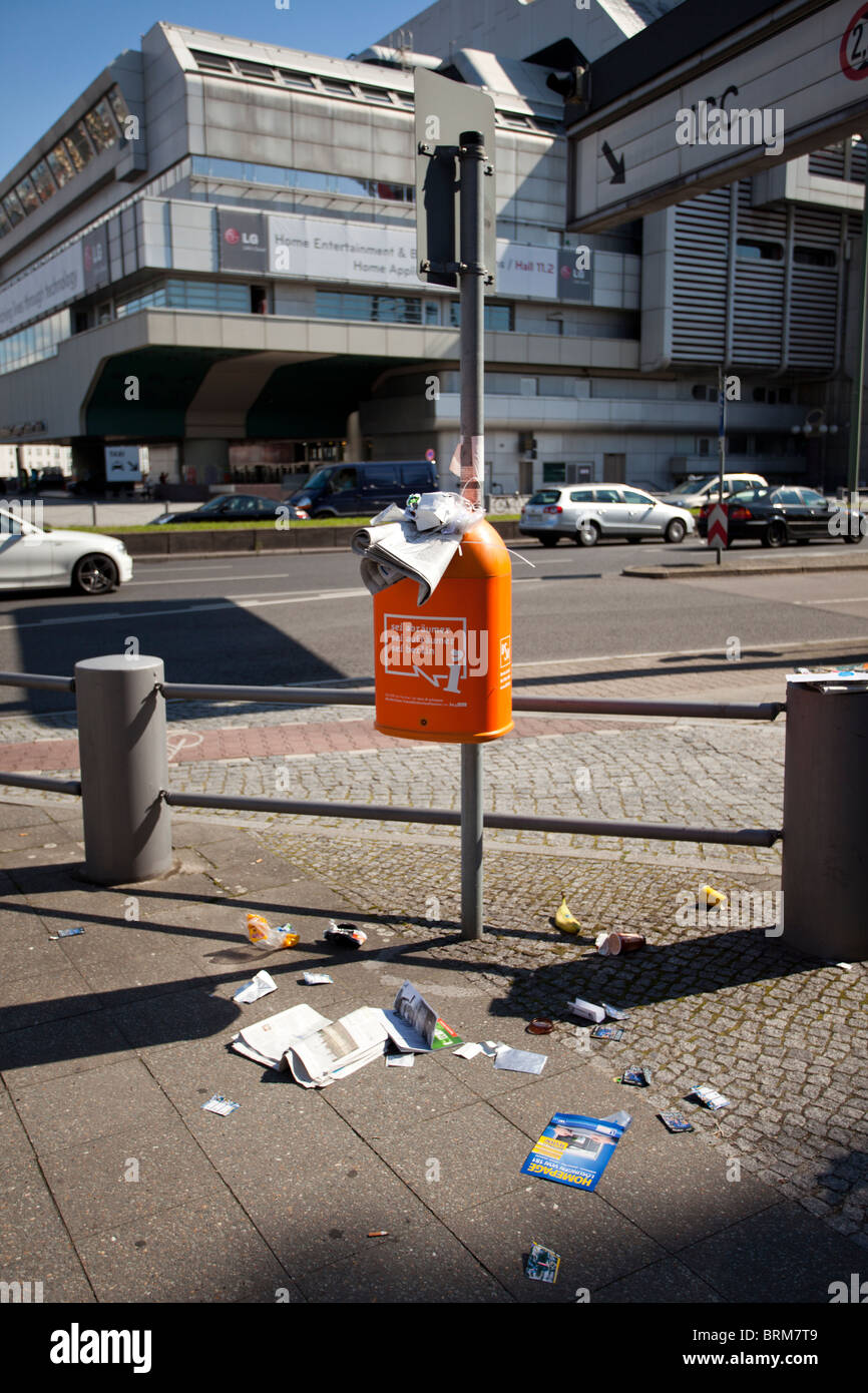 Traboccante di rifiuti disseminati sul terreno in un'area urbana di Berlino. Foto Stock
