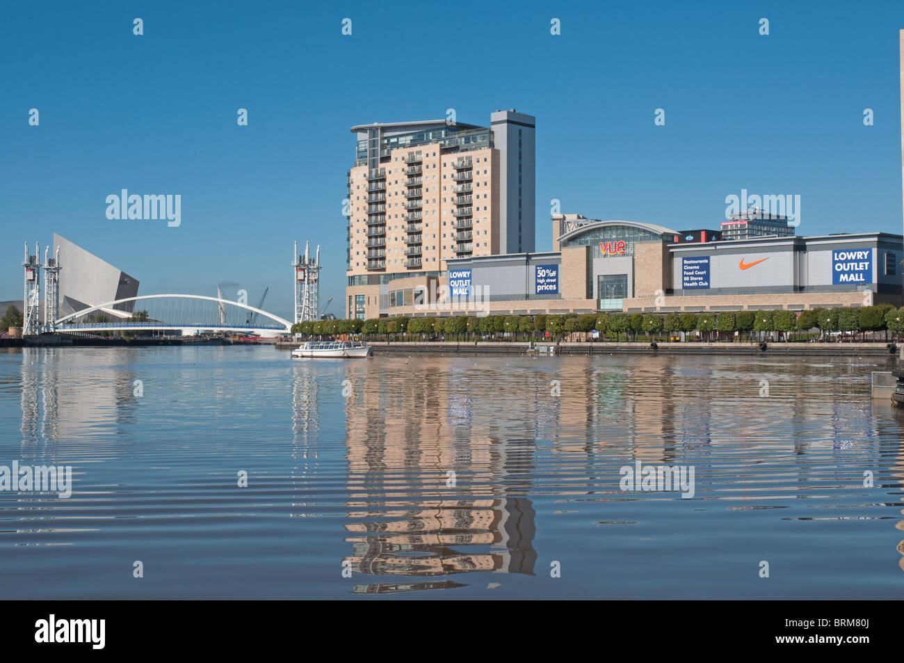 Il Lowry Outlet Mall,Vue Cinema,appartamenti e l'Imperial War Museum North a Salford Quays. Foto Stock