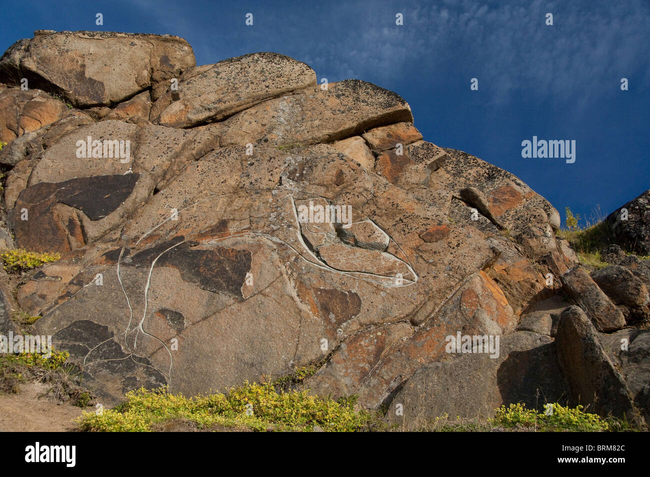 La Groenlandia, Qaqortoq. Groenlandia meridionale la più grande città. Arte Rock Foto Stock