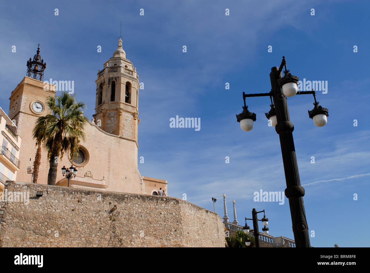 Spagna Costa Brava , Chiesa di San Bartolomé y Santa Tecla (XVII secolo) a Sitges a mare mediterraneo Foto Stock