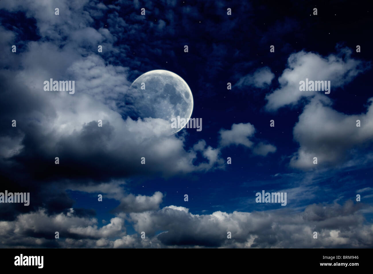 Cielo notturno con la luna , nuvole e stelle Foto Stock