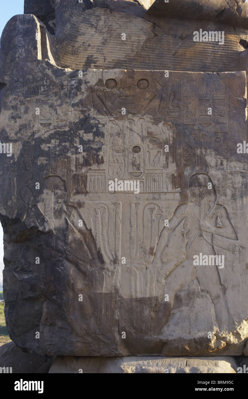 Rilievo raffigurante l'unione tra Alto Egitto e Basso Egitto. Base di i Colossi di Memnon. Dettaglio. Medinet Habu. L'Egitto. Foto Stock