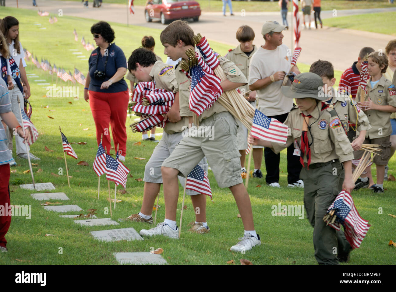 Boy Scout immissione bandierine americane sulle tombe, Memorial Day, Chattanooga Cimitero Nazionale Foto Stock