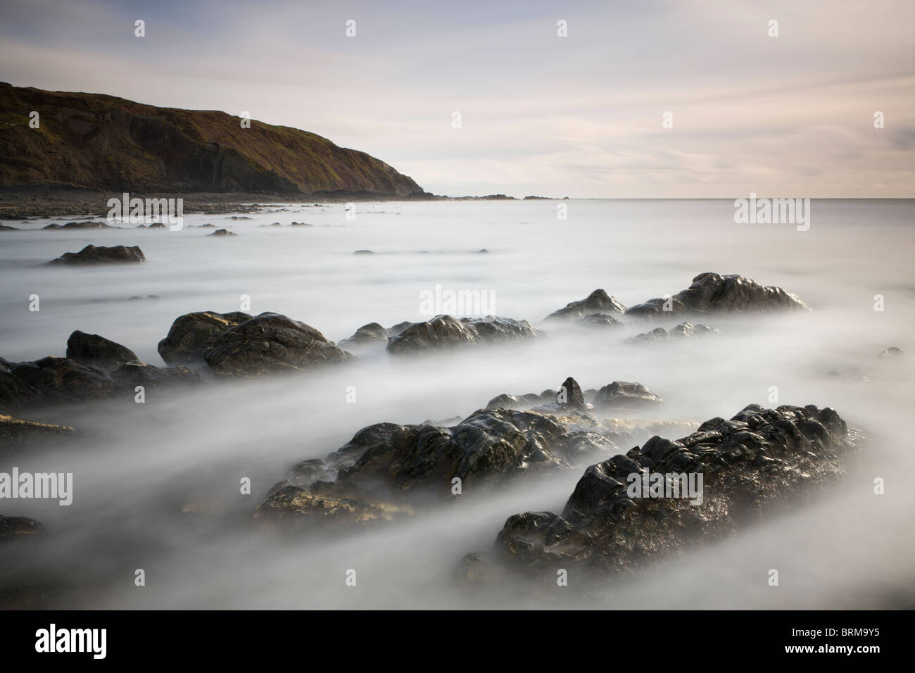 Battute roccioso al mulino Spekes bocca, Hartland, Devon, Inghilterra. Molla (aprile 2010). Foto Stock