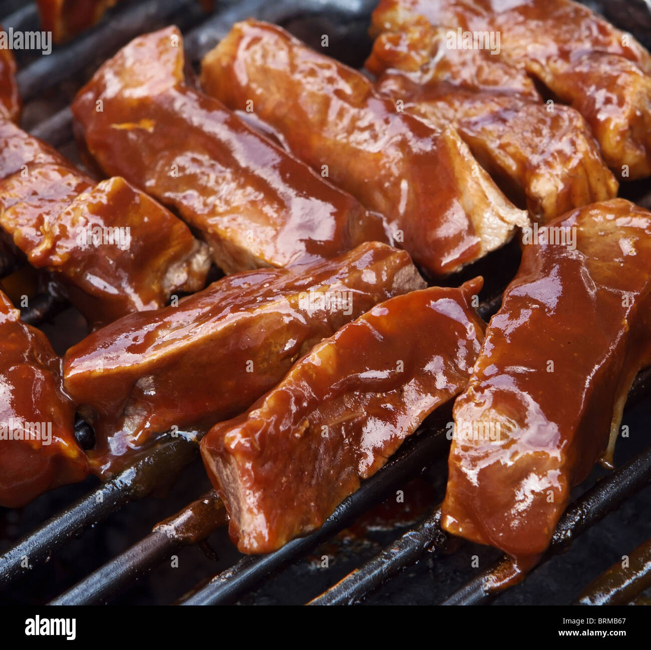 Carni bovine barbecue costolette di cottura su un grill all'aperto in estate Foto Stock