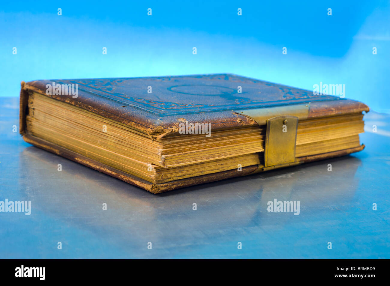Grande vecchio libro simbolico simbolo sfondo blu oro oro antico diario Bibbia studio shot luminoso antiquariat antichi pesante a scatto Foto Stock