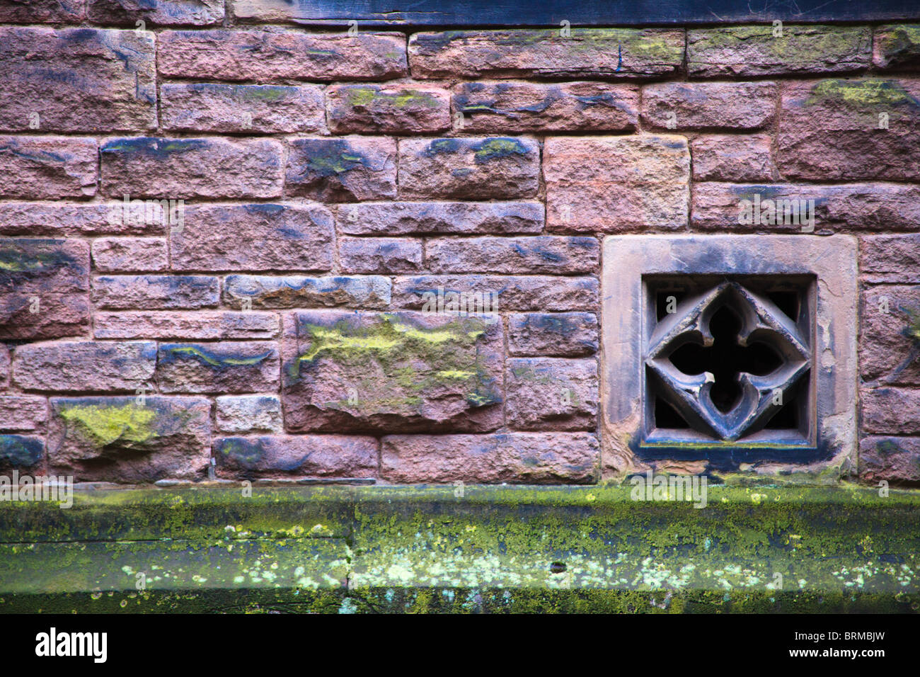 In prossimità delle pareti in pietra della chiesa di San Michele in Macclesfield Cheshire Regno Unito Foto Stock