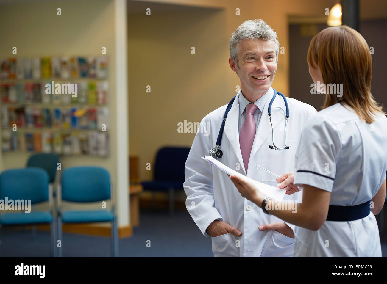 Medico e infermiere in area di attesa Foto Stock