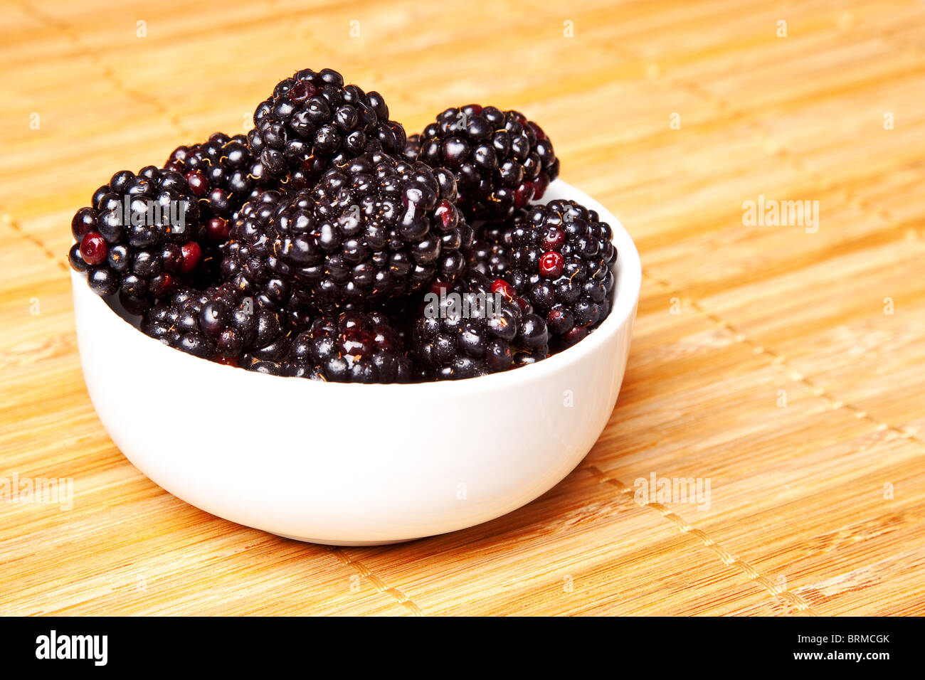 More isolato su una stuoia di bambù sfondo Foto Stock