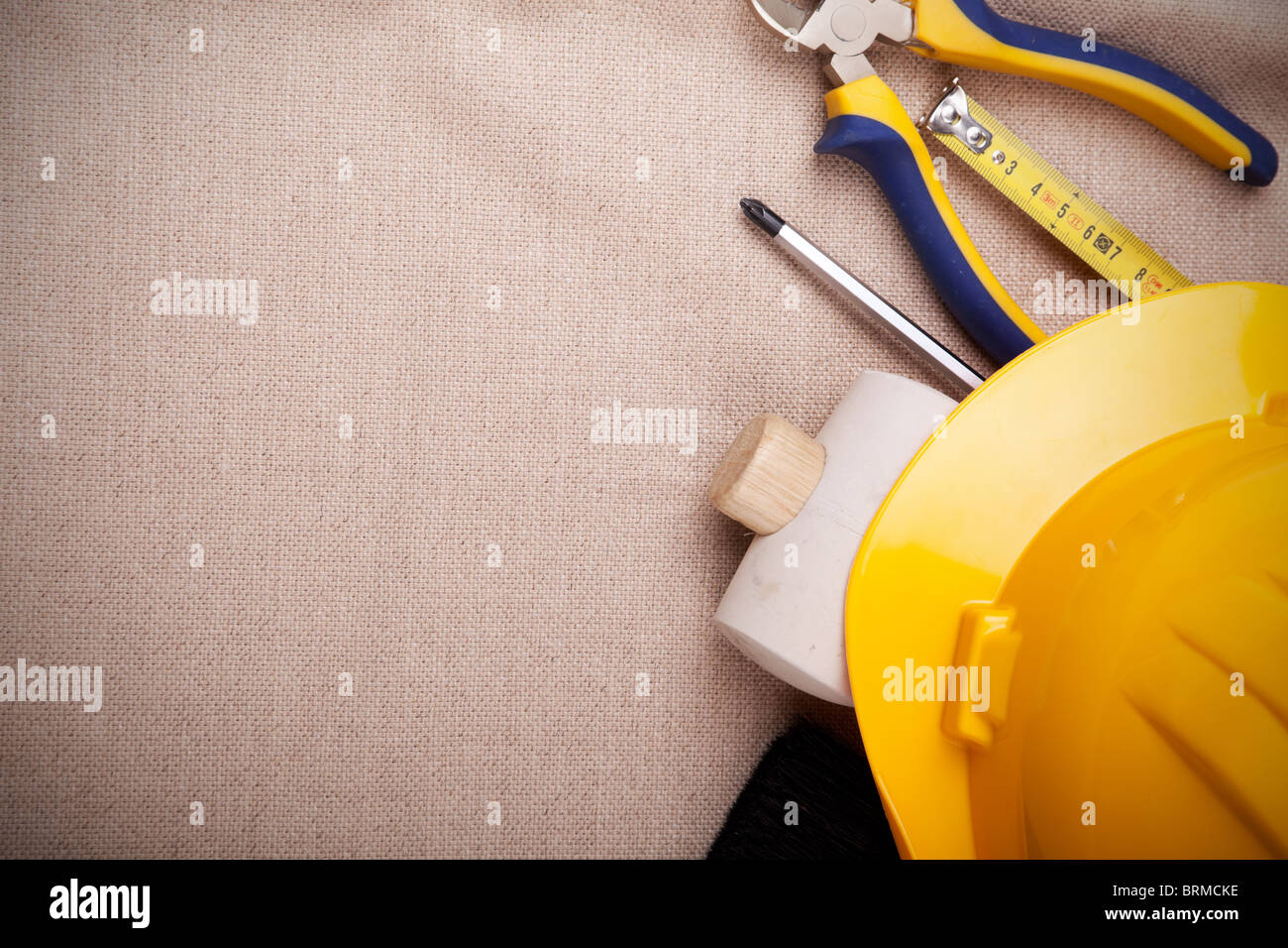 Un mix di strumenti di costruzione con copyspace Foto Stock