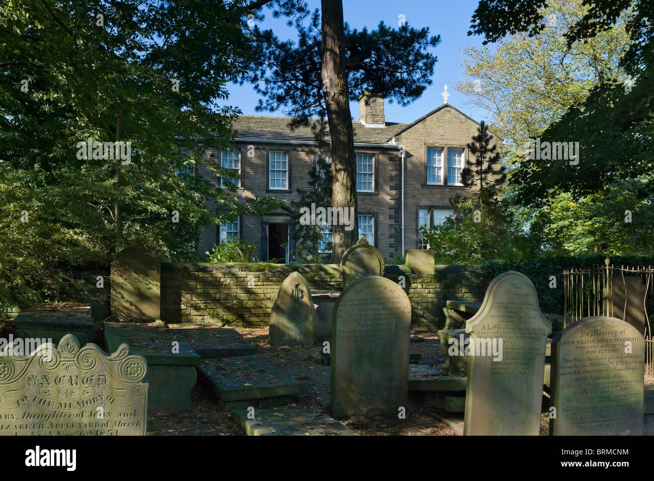 Il Bronte Parsonage Museum dal sagrato, Haworth, West Yorkshire, Inghilterra, Regno Unito Foto Stock