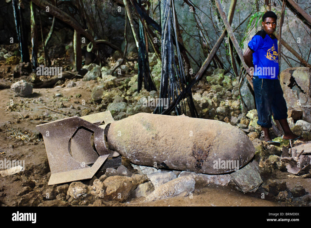 Una bomba inesplose all'interno del 'Giapponese grotta", Biak, Papua occidentale, in Indonesia. Foto Stock