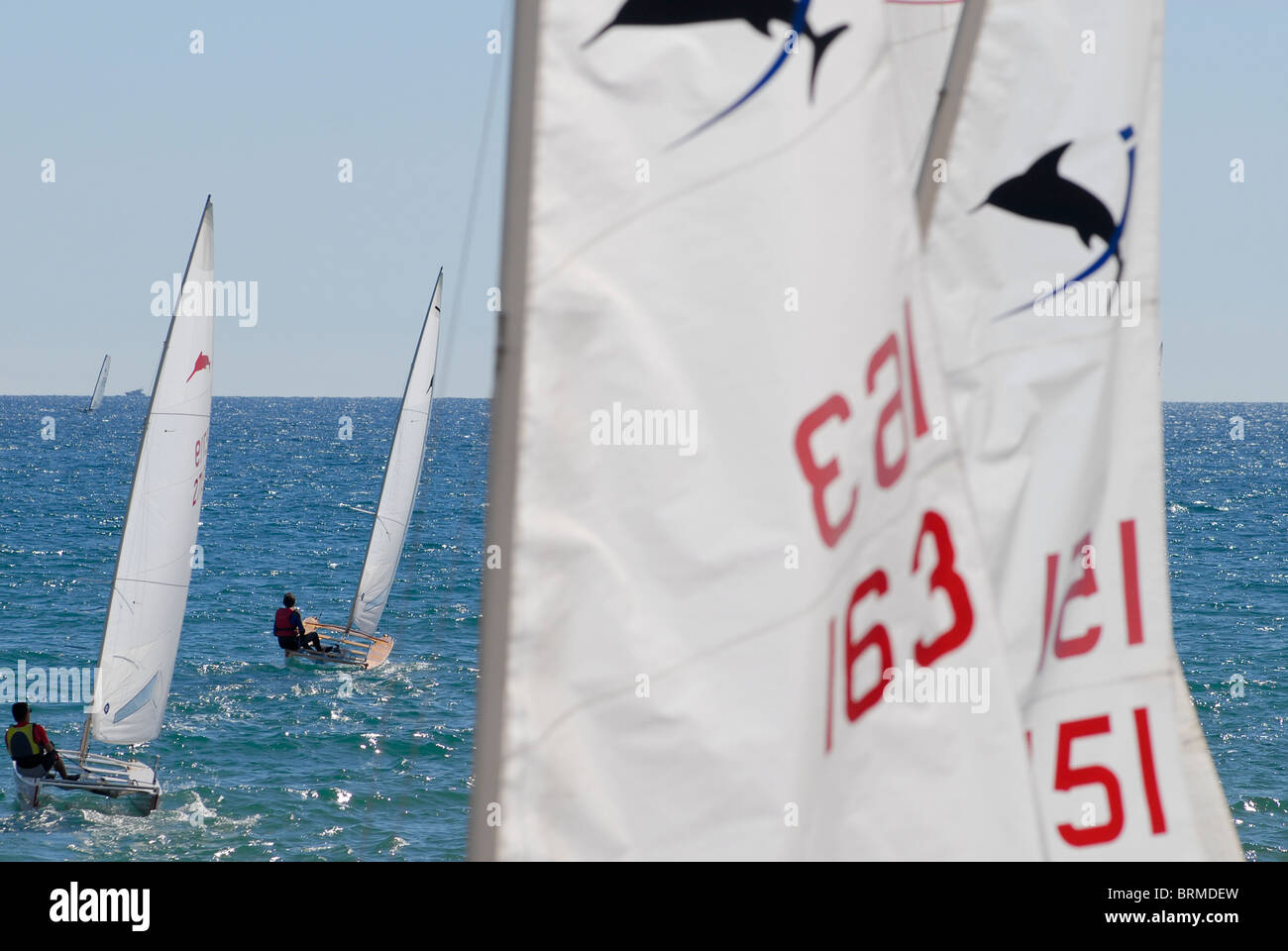 Spagna Costa Brava , imbarcazione a vela a bagno di mare Sitges a mare mediterraneo Foto Stock