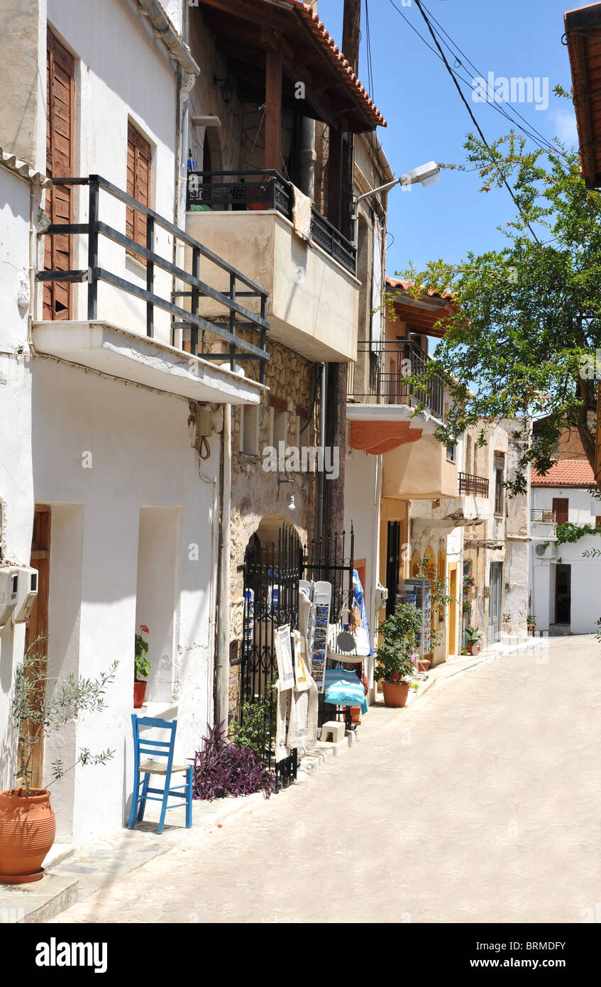 Tipico greco stretta stradina nel villaggio cretese di Panormo in Creta, Grecia Foto Stock