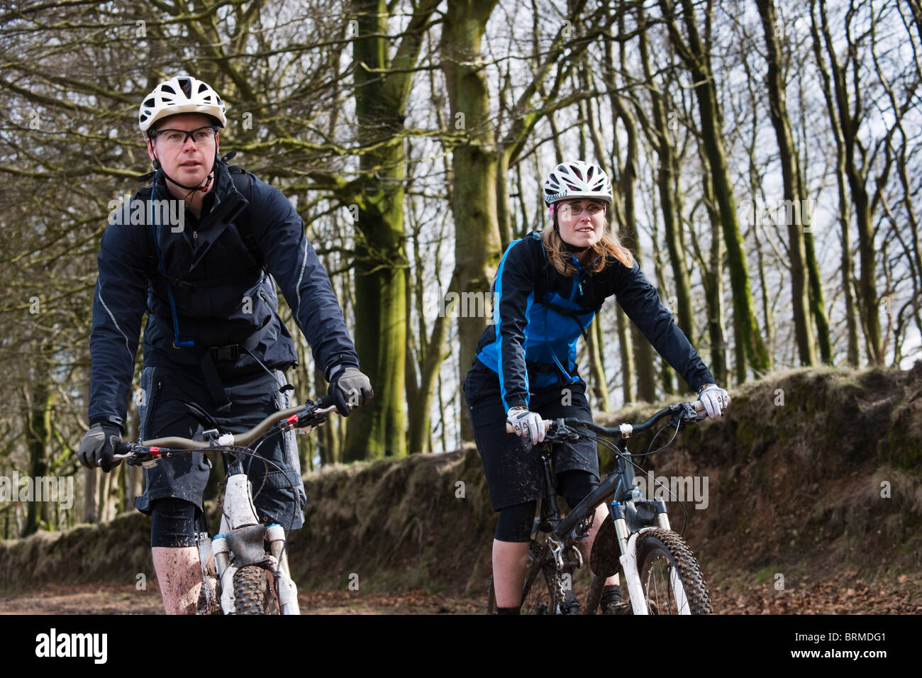 Matura in mountain bike in campagna Foto Stock