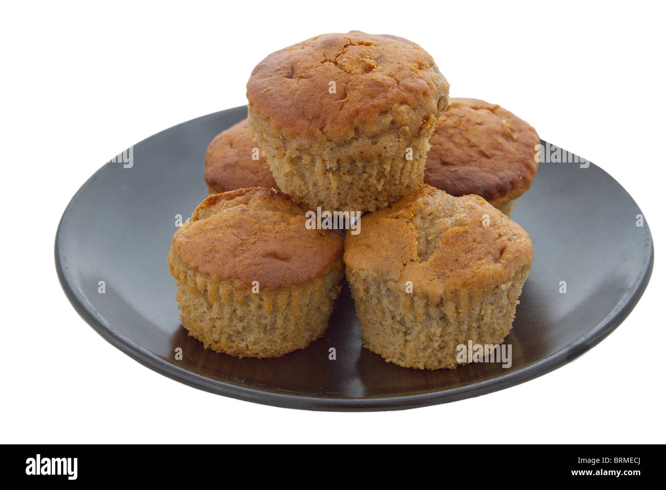 Cinque muffin alla banana su una piastra intaglio isolato su bianco Foto Stock