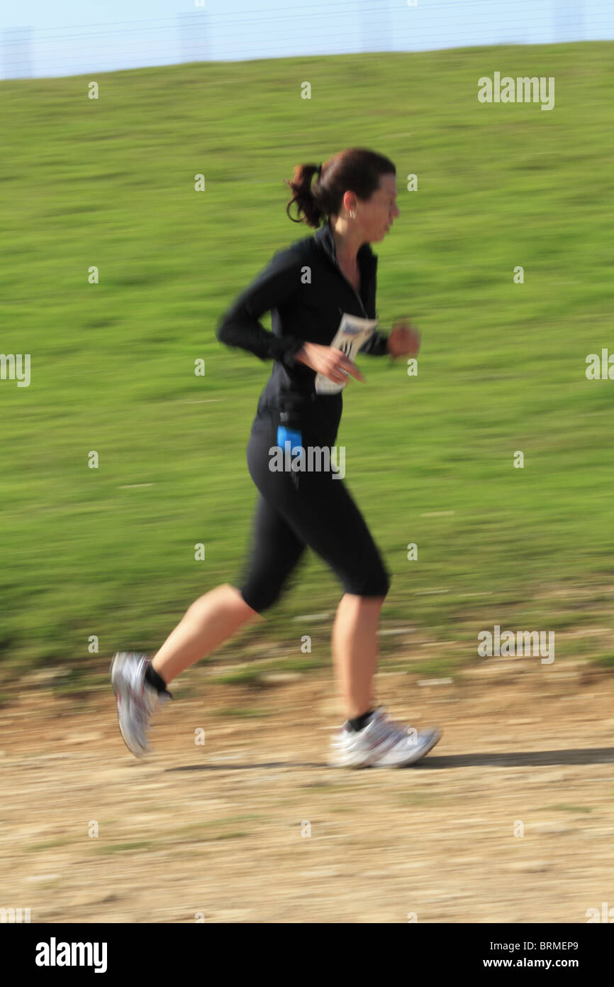 Un cross-country runner sulla South Downs modo vicino a Alfriston, East Sussex, Inghilterra. Foto Stock