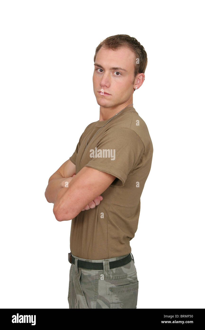 Montare un soldato attraente in un marrone t-shirt con dogtags mezza lunghezza ritratto su bianco Foto Stock