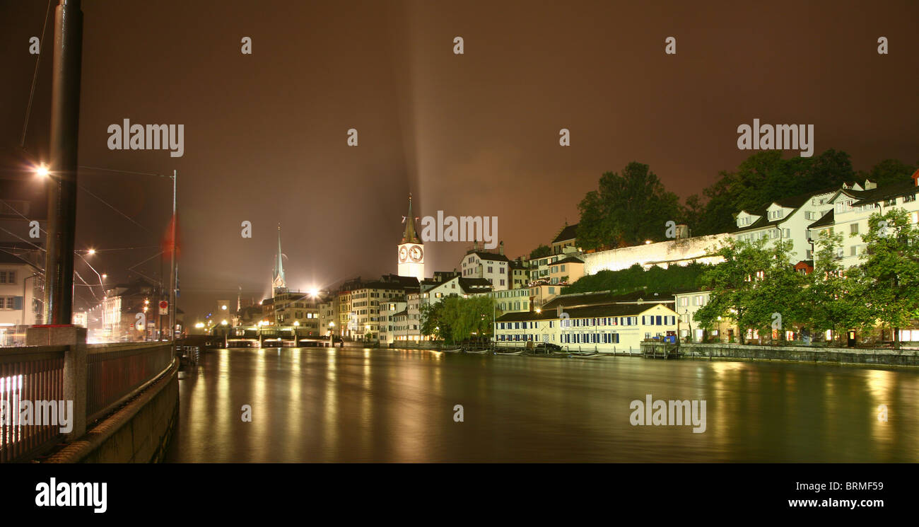 Limmat da il Limmatquai di notte a Zurigo Foto Stock
