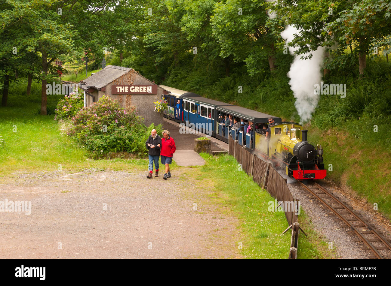 La stazione verde sul Ravenglass e Eskdale ferrovia a scartamento ridotto in Cumbria , in Inghilterra , Gran Bretagna , Regno Unito Foto Stock La stazione verde sul Ravenglass e Eskdale ferrovia a scartamento ridotto in Cumbria , in Inghilterra , Gran Bretagna , Regno Unito Foto Stock