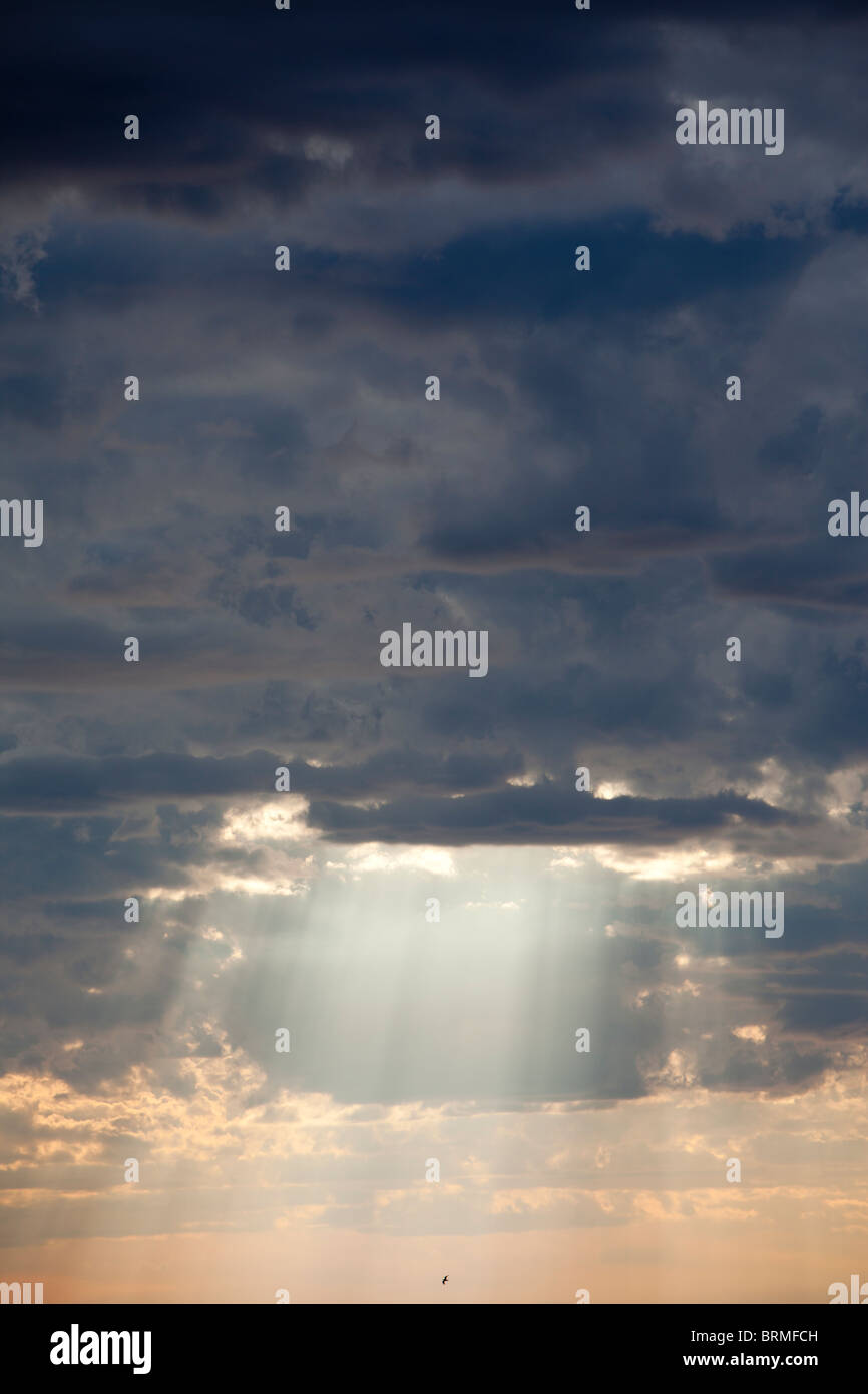Sole che splende attraverso nuvole scure , Finlandia Foto Stock