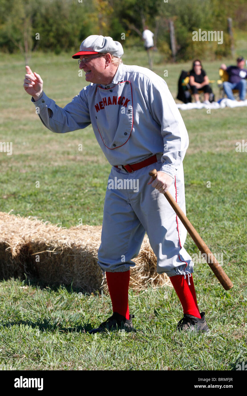 L'uomo vestito di vintage Baseball recita uniforme Casey nella Bat Foto Stock