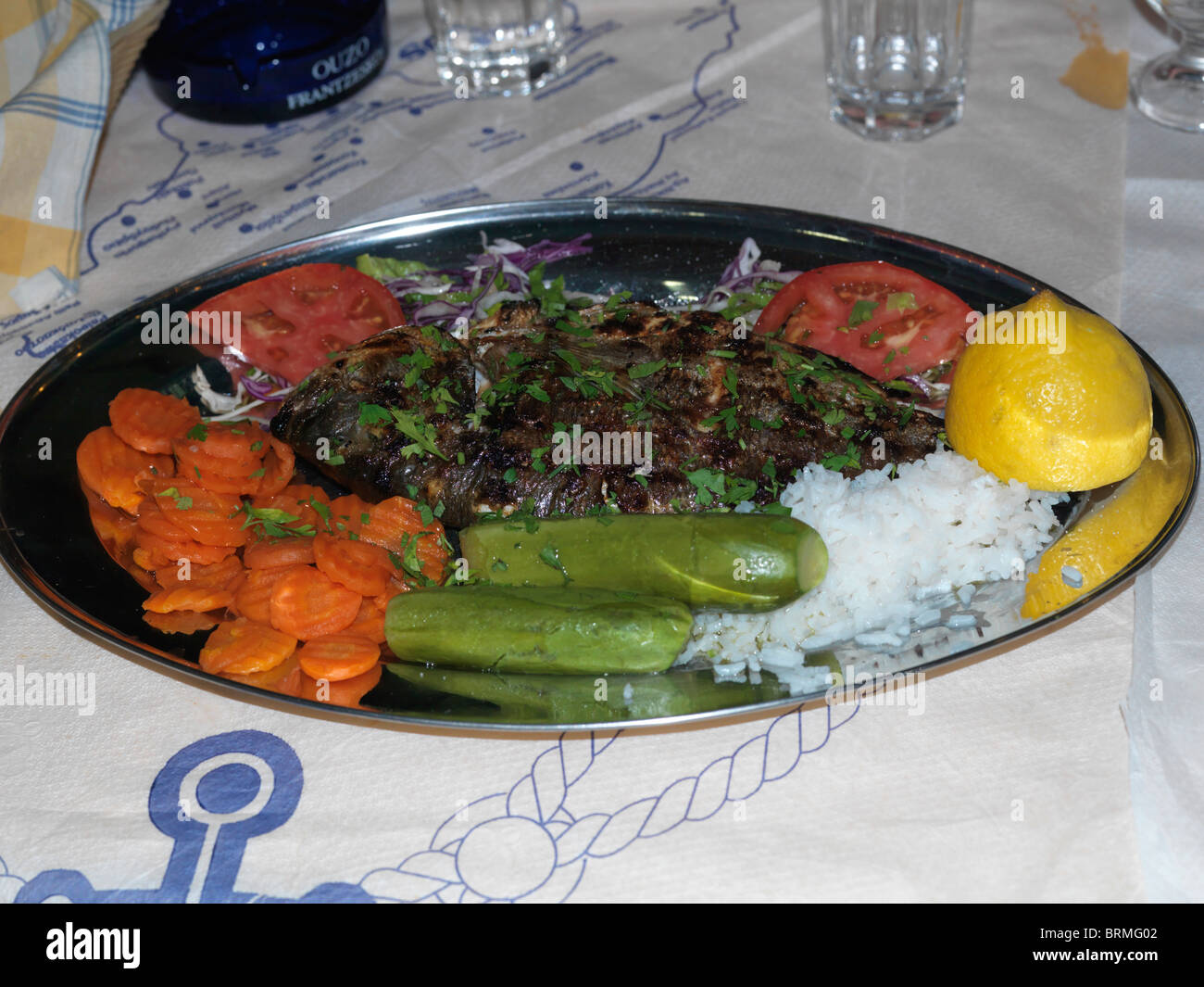 Vathi Samos Grecia grigliate di pesce con zucchine, carote e insalata mista Foto Stock