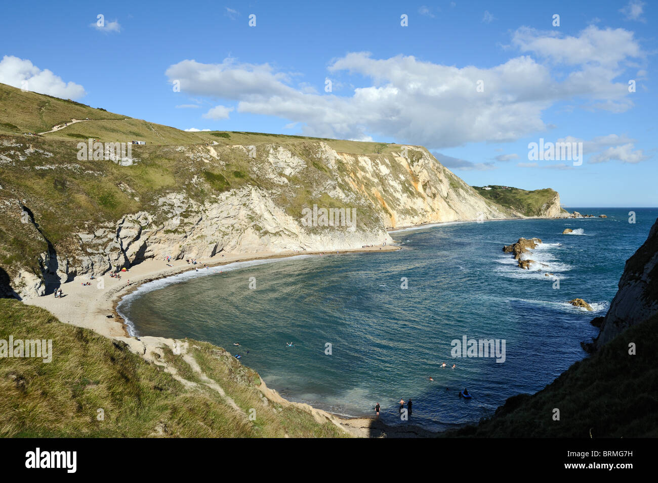 Imponenti scogliere di gesso sulla via costiera est della porta di Durdle, Dorset, Inghilterra Foto Stock