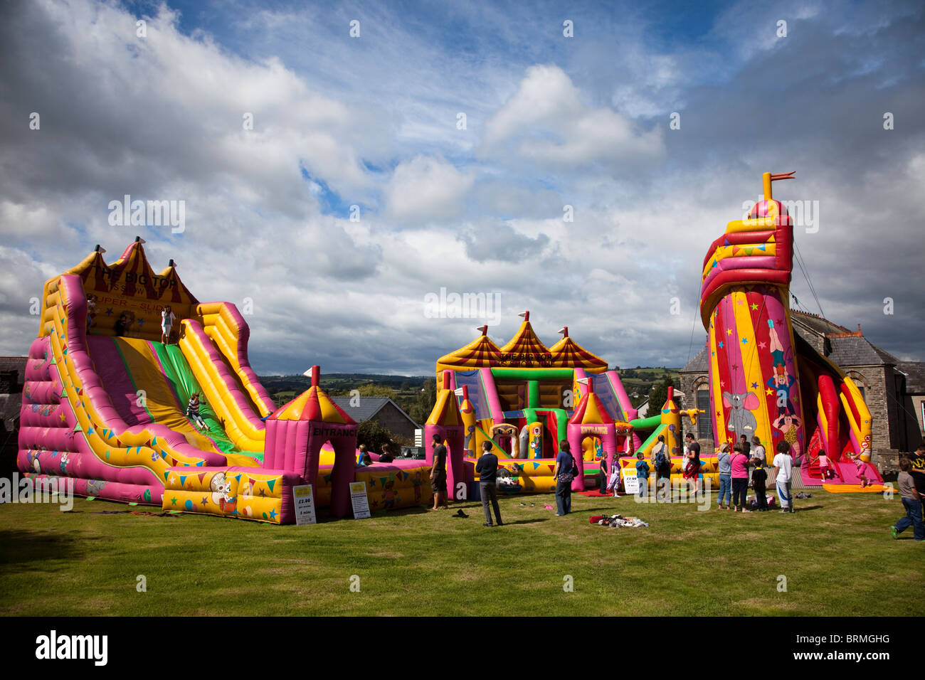 Castello gonfiabile e il parco di divertimenti attrazioni Talgarth Wales UK Foto Stock
