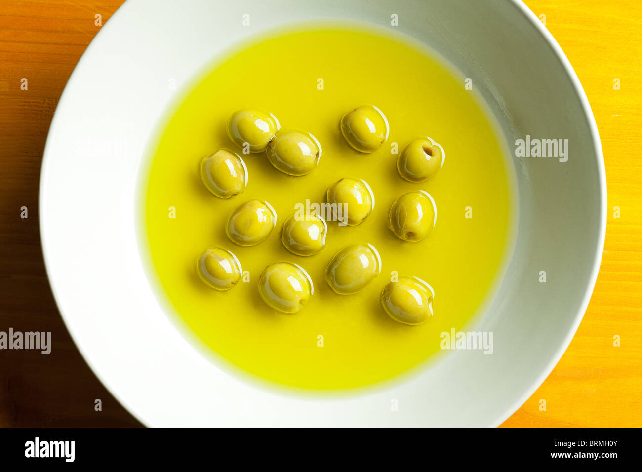 Olive verdi in olio di oliva Foto Stock