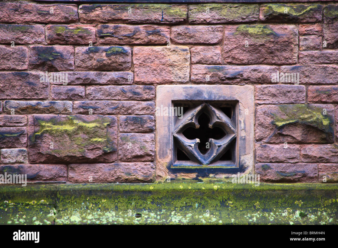 In prossimità delle pareti in pietra della chiesa di San Michele in Macclesfield Cheshire Regno Unito Foto Stock