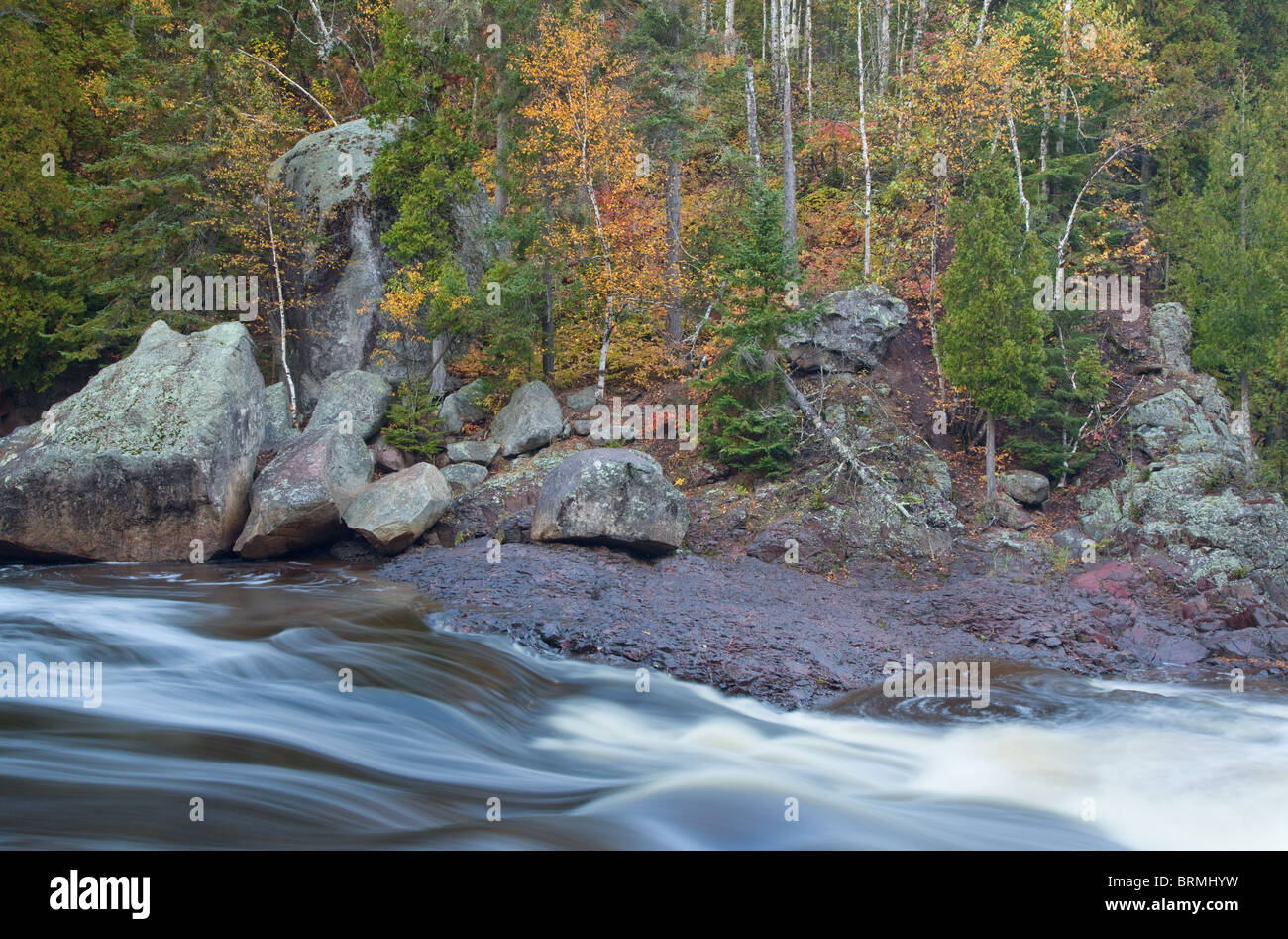 Battesimo del fiume e autunno alberi, Tettegouche parco statale, Minnesota Foto Stock