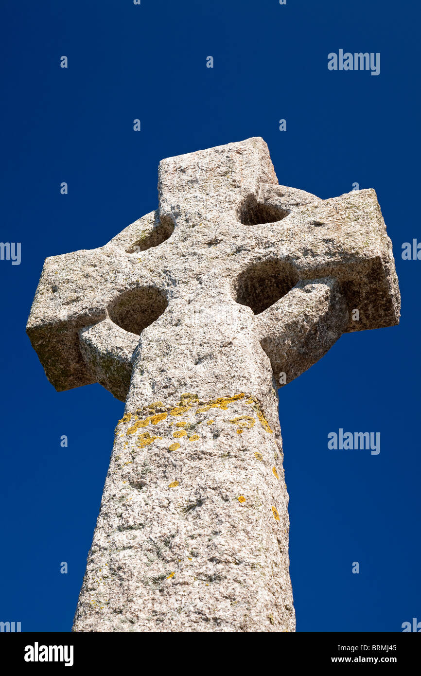 Stone Celtic Cross War Memorial e tributo ai Lifeboatmen che hanno perso la vita nel disastro del 1916, Salcombe, South Hams, Devon, Inghilterra, REGNO UNITO Foto Stock