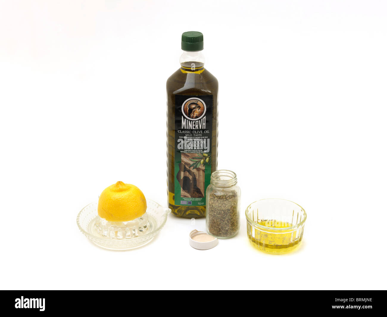 Ingredienti per il Greco Ladolemono Olio d'oliva, il succo di limone in centrifuga e origano Foto Stock