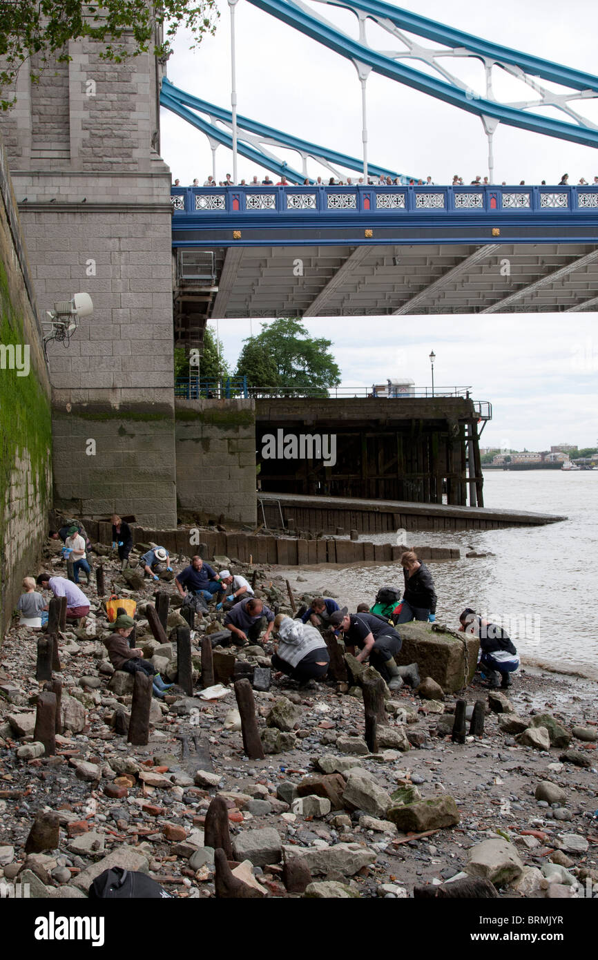 Archeologia evento sul Tamigi foreshore fuori Tower of London professional archeologi e Londra residenti scavare per le ricerche. Foto Stock