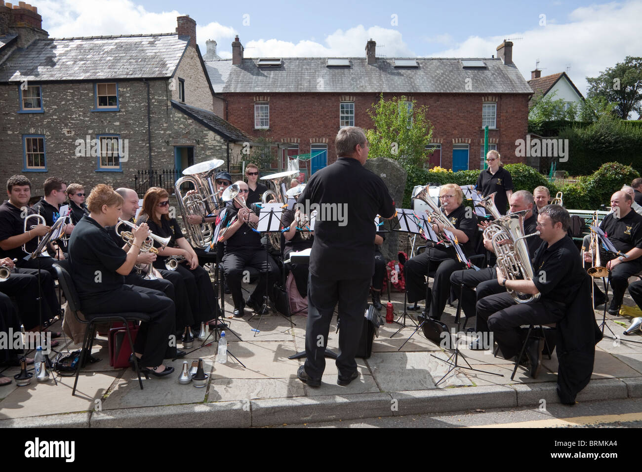 Brass Band suonare in street Talgarth Wales UK Foto Stock