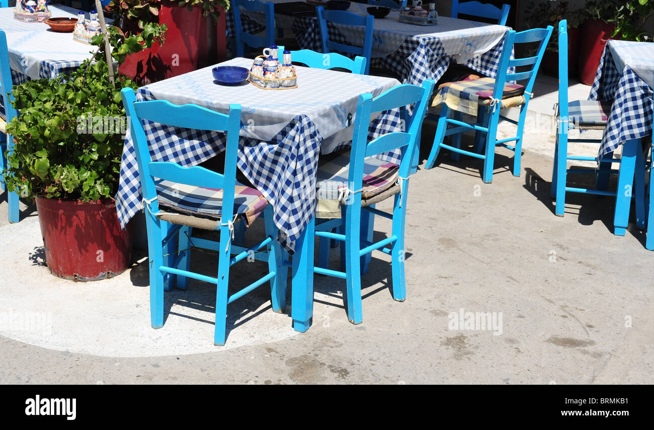 Tradizionale blu ristorante greco di tavolo e sedie. Immagine presa in Creta, Grecia Foto Stock