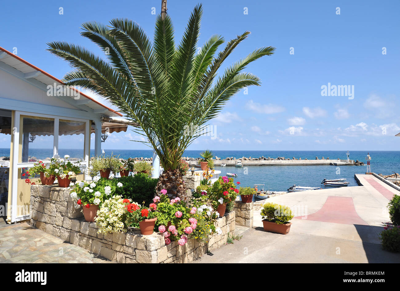 Vista verso il mare e il porto di Panormo, Creta, Grecia Foto Stock