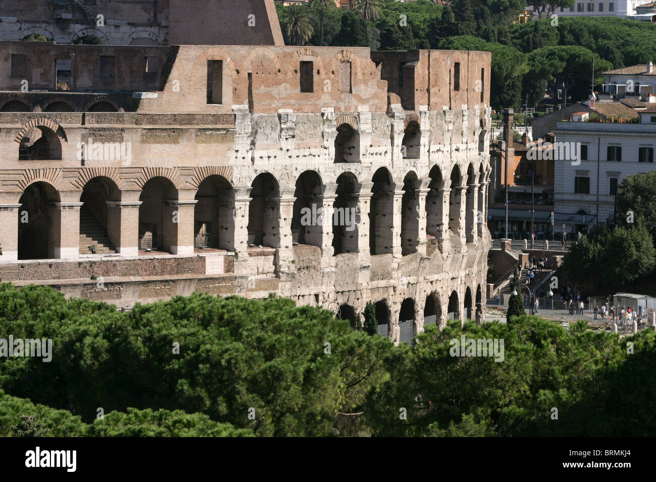 Vista sul Colosseo antica architettura ingegneria attrazione ricorso "Anfiteatro flaviano' Capitale ellittica storia europea Foto Stock