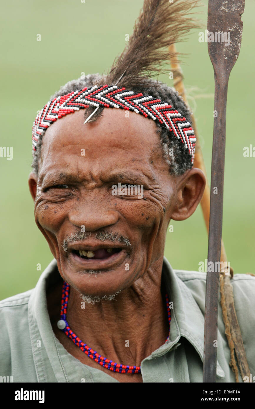 Un ritratto di un vecchio bushman (circa 60 anni) con perline archetto e piume di struzzo Foto Stock Un ritratto di un vecchio bushman (circa 60 anni) con perline archetto e piume di struzzo Foto Stock