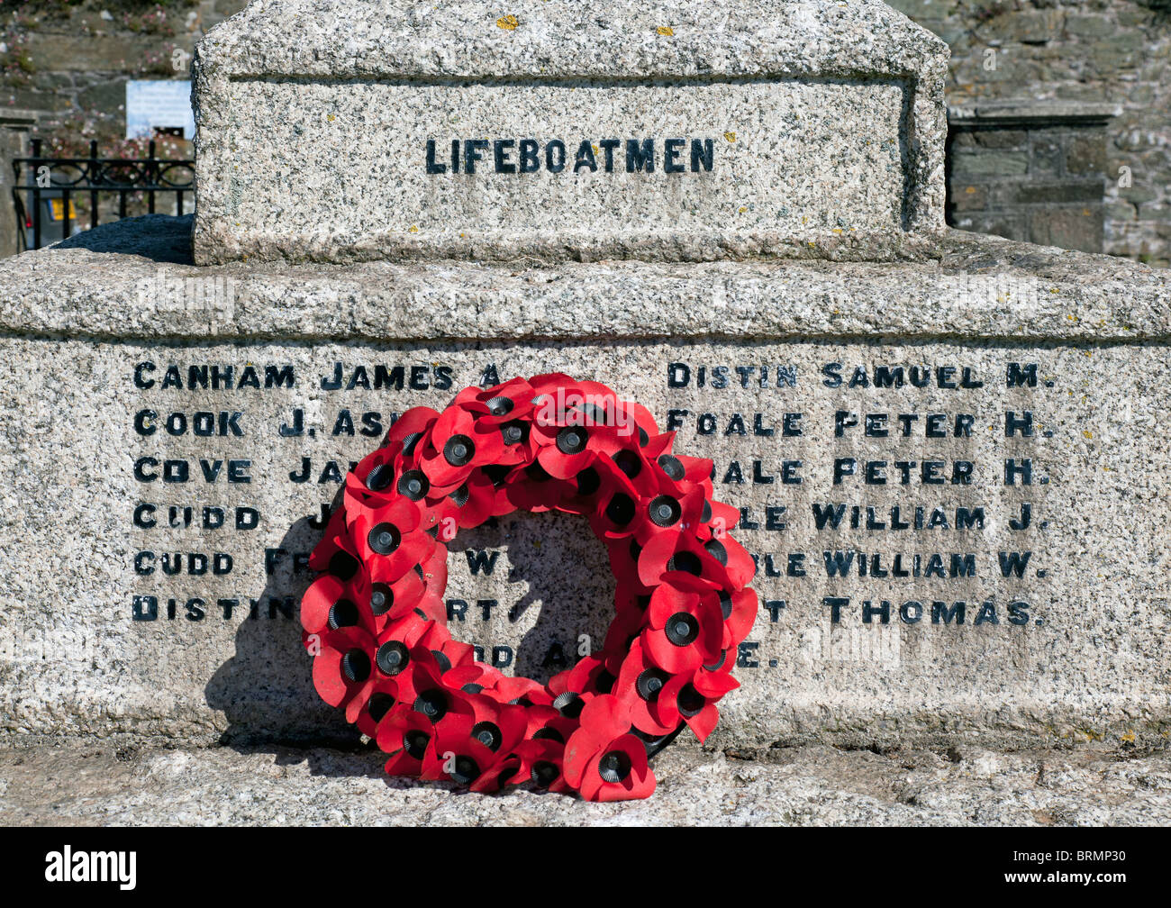Monumento commemorativo della guerra di pietra e tributo ai tredici Lifeboatmen perduti nel Disaster del 1916, Salcombe, Devon, Inghilterra, Regno Unito Foto Stock