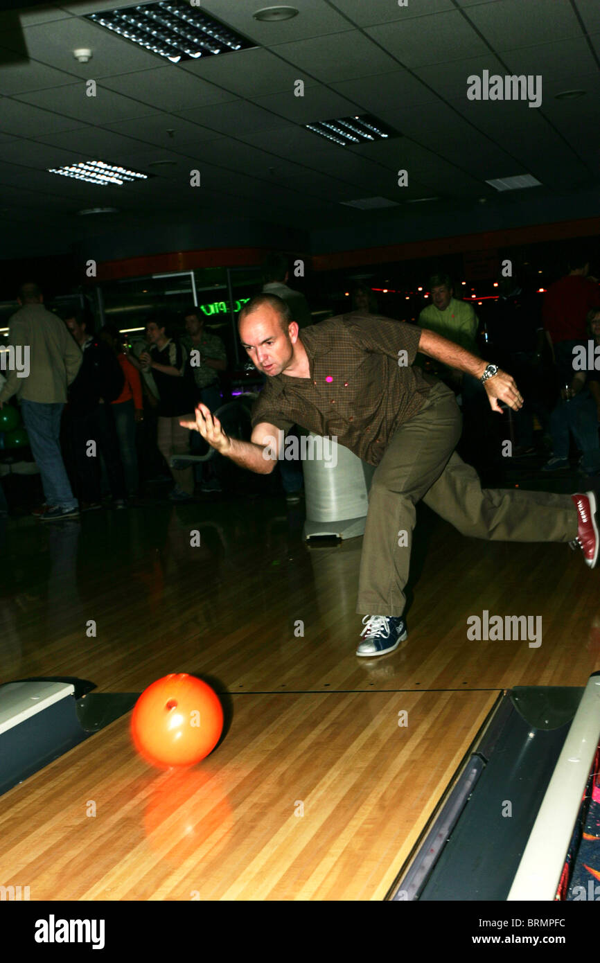 L'uomo ten pin bowling Foto Stock