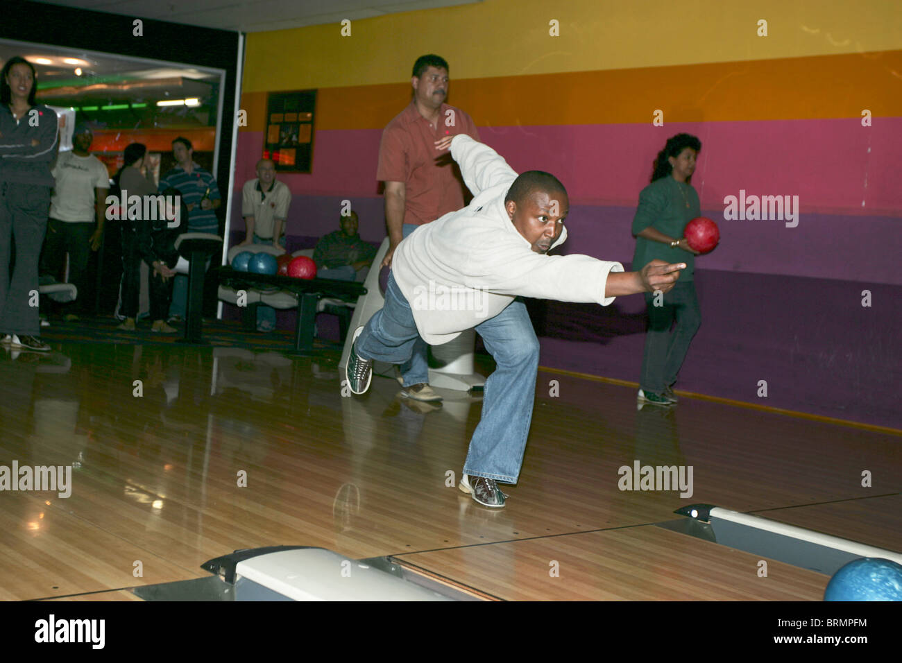 L'uomo ten pin bowling Foto Stock