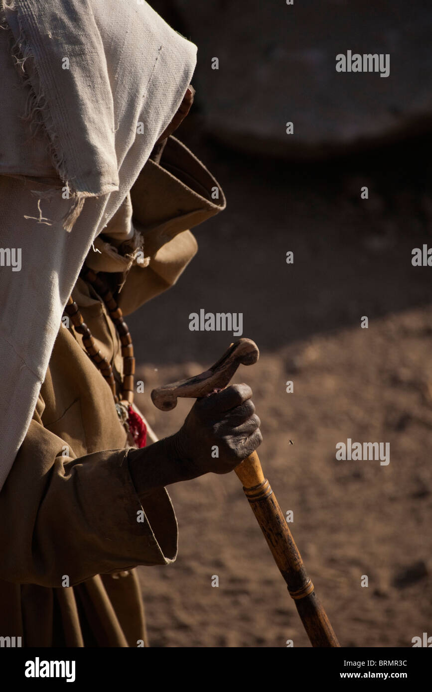 Primo piano di una donna anziana con un mantello sopra la sua testa schermare gli occhi dal sole in Lalibela Foto Stock