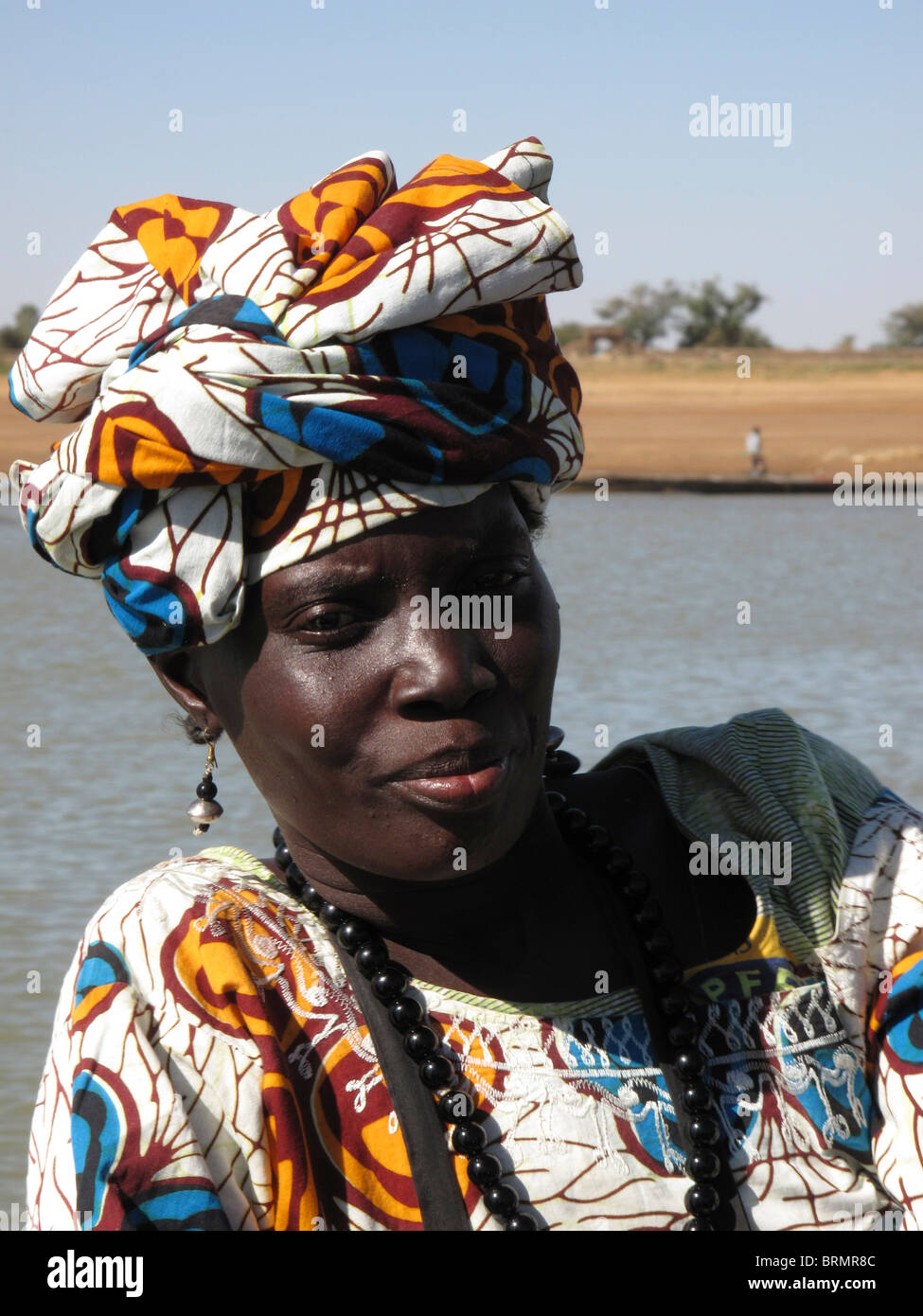 Un adulto donna africana dell'età di circa 35 anni di età che indossa gli abiti tradizionali Foto Stock