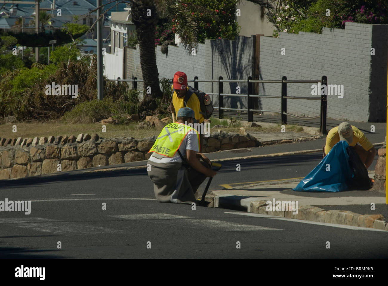Consiglio lavoratori pulire le strade in Kalk Bay Foto Stock