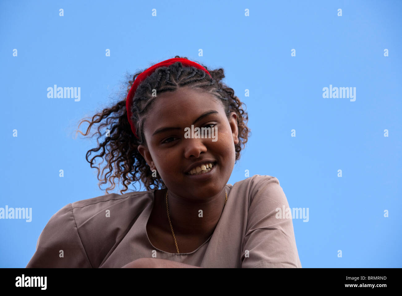 Sorridente ragazza etiope in abito occidentale Foto Stock