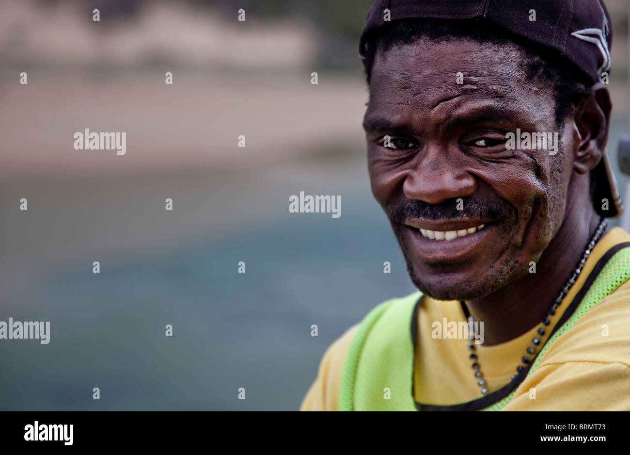 Ritratto di un sorridente uomo africano Foto Stock